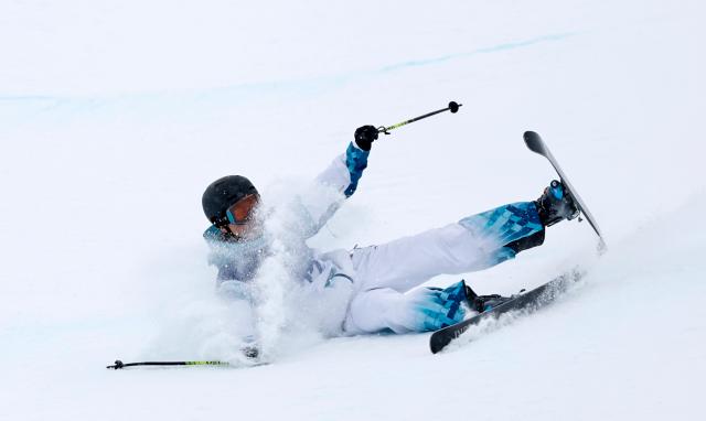 (260220) -- LIVIGNO, Feb. 20, 2026 (Xinhua) -- Yang Kaiyue of China falls onto the snow during the freestyle skiing men's freeski halfpipe qualification at the Milan-Cortina 2026 Olympic Winter Games in Livigno, Italy, Feb. 20, 2026. (Xinhua/Wang Peng)