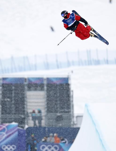 (260220) -- LIVIGNO, Feb. 20, 2026 (Xinhua) -- Brendan Mackay of Canada competes during the freestyle skiing men's freeski halfpipe qualification at the Milan-Cortina 2026 Olympic Winter Games in Livigno, Italy, Feb. 20, 2026. (Xinhua/Wang Peng)