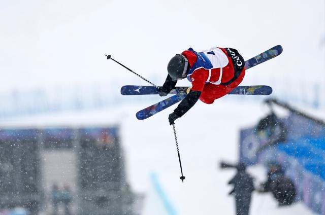 (260220) -- LIVIGNO, Feb. 20, 2026 (Xinhua) -- Brendan Mackay of Canada competes during the freestyle skiing men's freeski halfpipe qualification at the Milan-Cortina 2026 Olympic Winter Games in Livigno, Italy, Feb. 20, 2026. (Xinhua/Wang Peng)