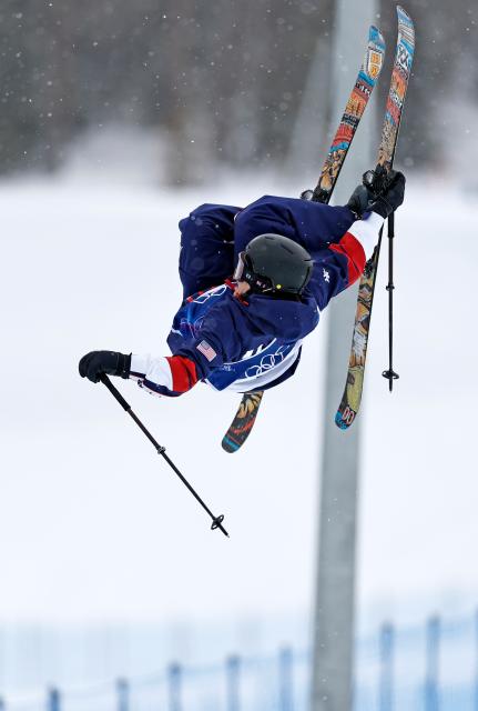 (260220) -- LIVIGNO, Feb. 20, 2026 (Xinhua) -- Hunter Hess of the United States competes during the freestyle skiing men's freeski halfpipe qualification at the Milan-Cortina 2026 Olympic Winter Games in Livigno, Italy, Feb. 20, 2026. (Xinhua/Wang Peng)