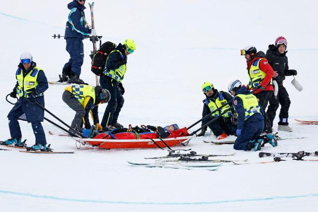 (260220) -- LIVIGNO, Feb. 20, 2026 (Xinhua) -- Finley Melville Ives of New Zealand is taken off the course on a stretcher after sustaining an injury during the freestyle skiing men's freeski halfpipe qualification at the Milan-Cortina 2026 Olympic Winter Games in Livigno, Italy, Feb. 20, 2026. (Xinhua/Wang Peng)