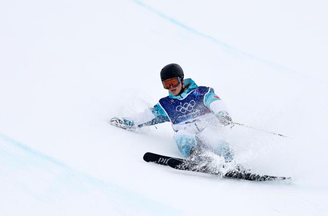 (260220) -- LIVIGNO, Feb. 20, 2026 (Xinhua) -- Sheng Haipeng of China falls onto the snow during the freestyle skiing men's freeski halfpipe qualification at the Milan-Cortina 2026 Olympic Winter Games in Livigno, Italy, Feb. 20, 2026. (Xinhua/Wang Peng)