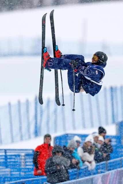 (260220) -- LIVIGNO, Feb. 20, 2026 (Xinhua) -- Gus Kenworthy of Britain competes during the freestyle skiing men's freeski halfpipe qualification at the Milan-Cortina 2026 Olympic Winter Games in Livigno, Italy, Feb. 20, 2026. (Xinhua/Wang Peng)