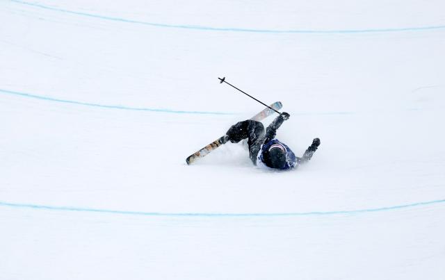 (260220) -- LIVIGNO, Feb. 20, 2026 (Xinhua) -- Finley Melville Ives of New Zealand falls onto the snow during the freestyle skiing men's freeski halfpipe qualification at the Milan-Cortina 2026 Olympic Winter Games in Livigno, Italy, Feb. 20, 2026. (Xinhua/Wang Peng)