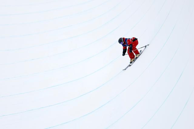(260220) -- LIVIGNO, Feb. 20, 2026 (Xinhua) -- Brendan Mackay of Canada competes during the freestyle skiing men's freeski halfpipe qualification at the Milan-Cortina 2026 Olympic Winter Games in Livigno, Italy, Feb. 20, 2026. (Xinhua/Wang Peng)