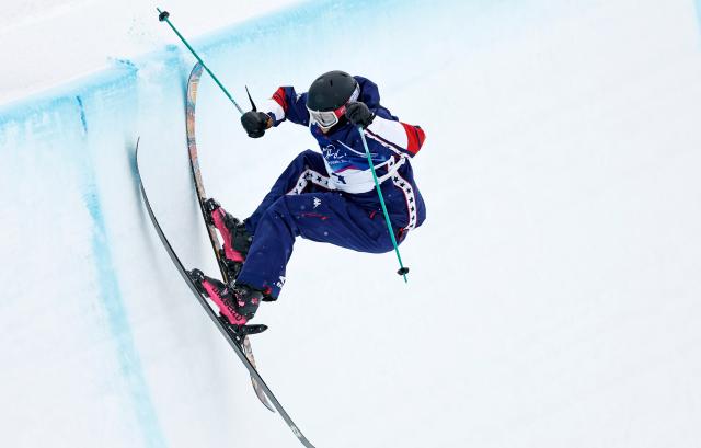 (260220) -- LIVIGNO, Feb. 20, 2026 (Xinhua) -- Nick Goepper of the United States competes during the freestyle skiing men's freeski halfpipe qualification at the Milan-Cortina 2026 Olympic Winter Games in Livigno, Italy, Feb. 20, 2026. (Xinhua/Wang Peng)