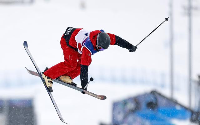 (260220) -- LIVIGNO, Feb. 20, 2026 (Xinhua) -- Brendan Mackay of Canada competes during the freestyle skiing men's freeski halfpipe qualification at the Milan-Cortina 2026 Olympic Winter Games in Livigno, Italy, Feb. 20, 2026. (Xinhua/Wang Peng)