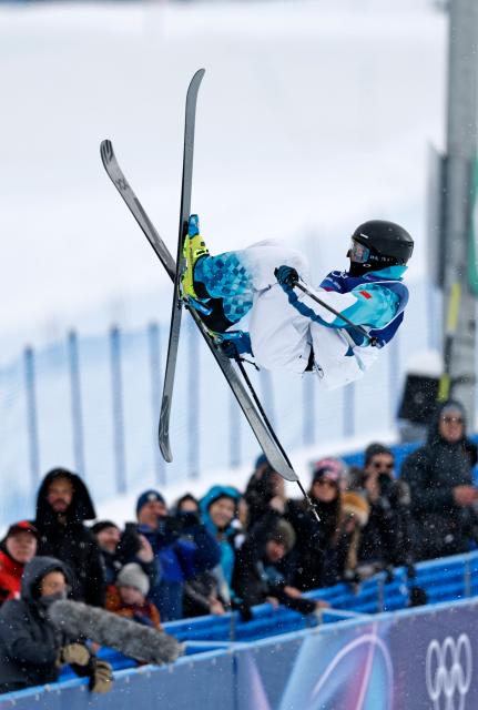 (260220) -- LIVIGNO, Feb. 20, 2026 (Xinhua) -- Sun Jingbo of China competes during the freestyle skiing men's freeski halfpipe qualification at the Milan-Cortina 2026 Olympic Winter Games in Livigno, Italy, Feb. 20, 2026. (Xinhua/Wang Peng)