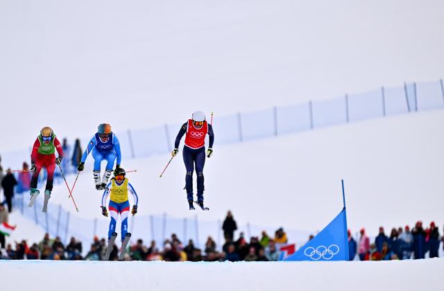 (260220) -- LIVIGNO, Feb. 20, 2026 (Xinhua) -- Sandra Naeslund (1st R) of Sweden competes during the quarterfinal of the freestyle skiing women's ski cross event at the Milan-Cortina 2026 Olympic Winter Games in Livigno, Italy, Feb. 20, 2026. (Xinhua/Zhang Hongxiang)