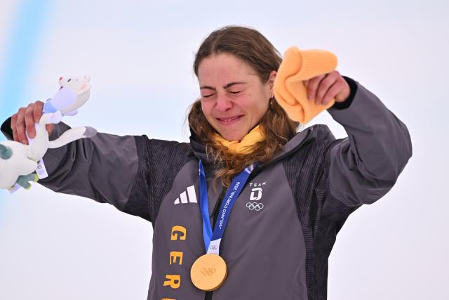(260220) -- LIVIGNO, Feb. 20, 2026 (Xinhua) -- Gold medalist Daniela Maier of Germany celebrates during the awarding ceremony of the freestyle skiing women's ski cross event at the Milan-Cortina 2026 Olympic Winter Games in Livigno, Italy, Feb. 20, 2026. (Xinhua/Zhang Hongxiang)