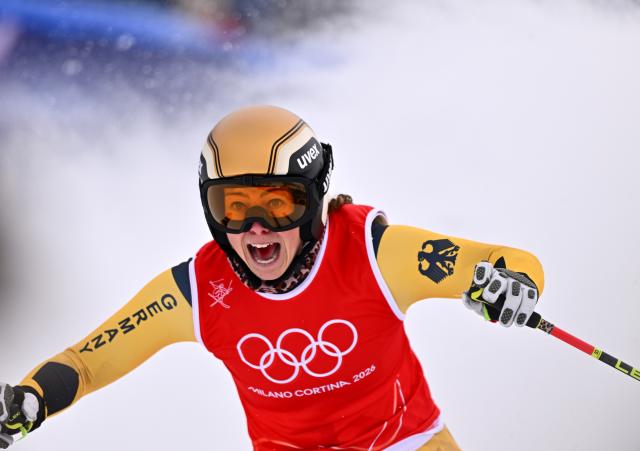 (260220) -- LIVIGNO, Feb. 20, 2026 (Xinhua) -- Daniela Maier of Germany celebrates during the big final of the freestyle skiing women's ski cross event at the Milan-Cortina 2026 Olympic Winter Games in Livigno, Italy, Feb. 20, 2026. (Xinhua/Zhang Hongxiang)