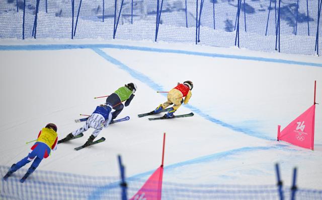 (260220) -- LIVIGNO, Feb. 20, 2026 (Xinhua) -- Daniela Maier (1st R) of Germany competes during the big final of the freestyle skiing women's ski cross event at the Milan-Cortina 2026 Olympic Winter Games in Livigno, Italy, Feb. 20, 2026. (Xinhua/Xia Yifang)