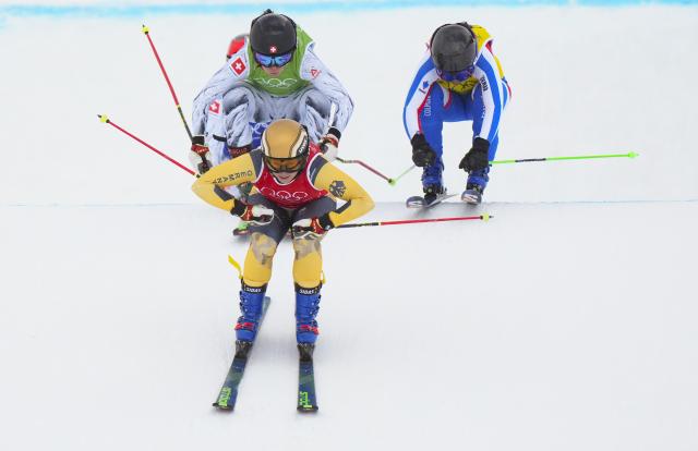 (260220) -- LIVIGNO, Feb. 20, 2026 (Xinhua) -- Daniela Maier (front) of Germany competes during the semifinal of the freestyle skiing women's ski cross event at the Milan-Cortina 2026 Olympic Winter Games in Livigno, Italy, Feb. 20, 2026. (Xinhua/Xia Yifang)
