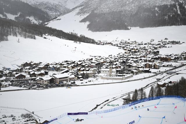 (260220) -- LIVIGNO, Feb. 20, 2026 (Xinhua) -- Athletes compete during the quarterfinal of the freestyle skiing women's ski cross event at the Milan-Cortina 2026 Olympic Winter Games in Livigno, Italy, Feb. 20, 2026. (Xinhua/Xia Yifang)