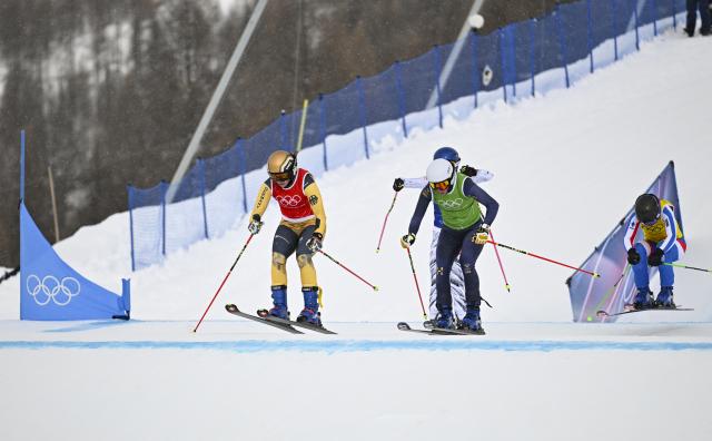 (260220) -- LIVIGNO, Feb. 20, 2026 (Xinhua) -- Daniela Maier (1st L) of Germany competes during the big final of the freestyle skiing women's ski cross event at the Milan-Cortina 2026 Olympic Winter Games in Livigno, Italy, Feb. 20, 2026. (Xinhua/Xia Yifang)