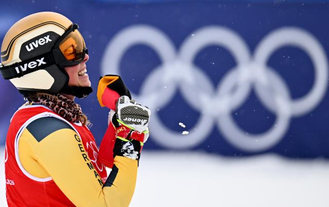 (260220) -- LIVIGNO, Feb. 20, 2026 (Xinhua) -- Daniela Maier of Germany celebrates during the big final of the freestyle skiing women's ski cross event at the Milan-Cortina 2026 Olympic Winter Games in Livigno, Italy, Feb. 20, 2026. (Xinhua/Zhang Hongxiang)
