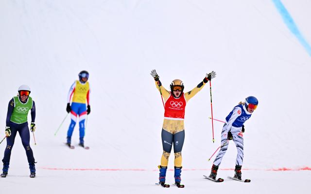 (260220) -- LIVIGNO, Feb. 20, 2026 (Xinhua) -- Daniela Maier (2nd R) of Germany celebrates during the big final of the freestyle skiing women's ski cross event at the Milan-Cortina 2026 Olympic Winter Games in Livigno, Italy, Feb. 20, 2026. (Xinhua/Zhang Hongxiang)