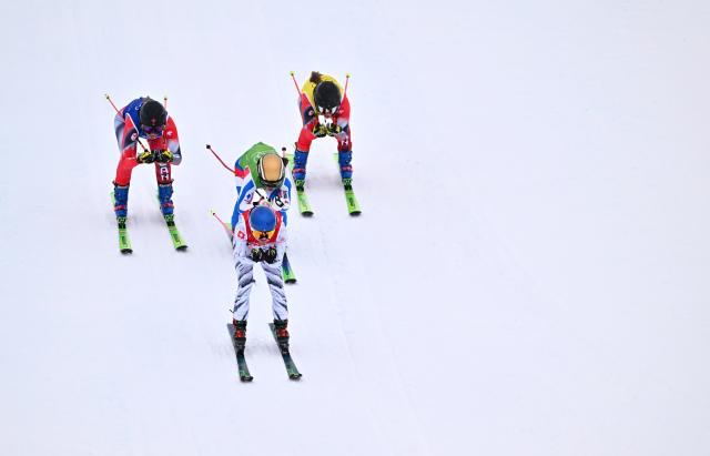 (260220) -- LIVIGNO, Feb. 20, 2026 (Xinhua) -- Fanny Smith (front) of Switzerland competes during the quarterfinal of the freestyle skiing women's ski cross event at the Milan-Cortina 2026 Olympic Winter Games in Livigno, Italy, Feb. 20, 2026. (Xinhua/Zhang Hongxiang)