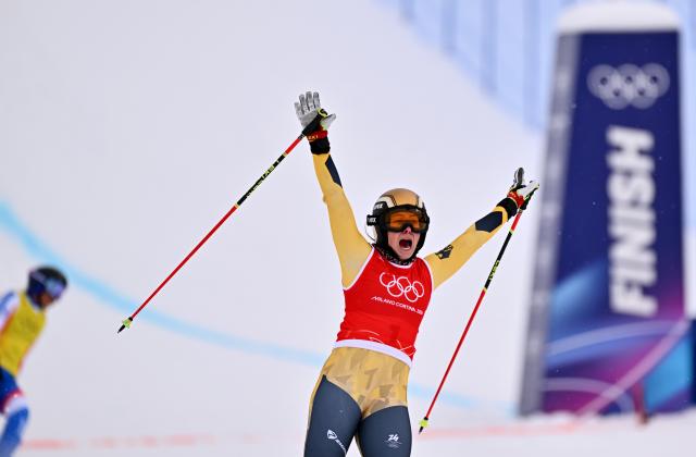 (260220) -- LIVIGNO, Feb. 20, 2026 (Xinhua) -- Daniela Maier of Germany celebrates during the big final of the freestyle skiing women's ski cross event at the Milan-Cortina 2026 Olympic Winter Games in Livigno, Italy, Feb. 20, 2026. (Xinhua/Zhang Hongxiang)