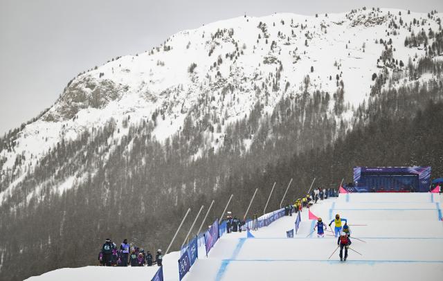 (260220) -- LIVIGNO, Feb. 20, 2026 (Xinhua) -- Fanny Smith (front) of Switzerland competes during the semifinal of the freestyle skiing women's ski cross event at the Milan-Cortina 2026 Olympic Winter Games in Livigno, Italy, Feb. 20, 2026. (Xinhua/Xia Yifang)