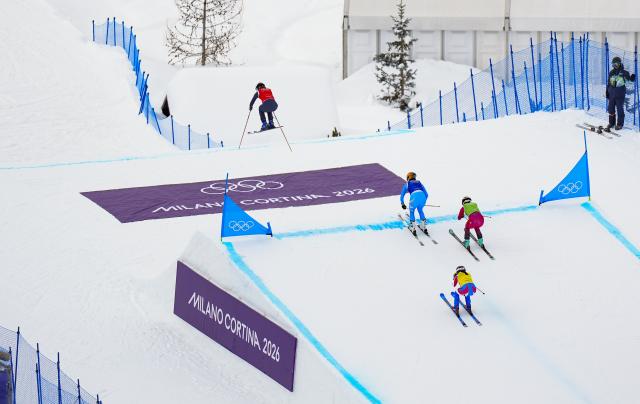 (260220) -- LIVIGNO, Feb. 20, 2026 (Xinhua) -- Sandra Naeslund (1st L) of Sweden competes during the quarterfinal of the freestyle skiing women's ski cross event at the Milan-Cortina 2026 Olympic Winter Games in Livigno, Italy, Feb. 20, 2026. (Xinhua/Xia Yifang)