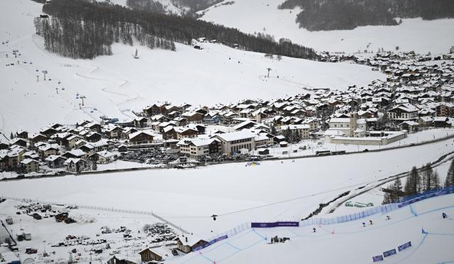 (260220) -- LIVIGNO, Feb. 20, 2026 (Xinhua) -- Athletes compete during the quarterfinal of the freestyle skiing women's ski cross event at the Milan-Cortina 2026 Olympic Winter Games in Livigno, Italy, Feb. 20, 2026. (Xinhua/Xia Yifang)