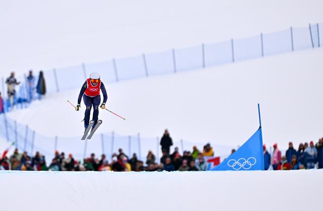 (260220) -- LIVIGNO, Feb. 20, 2026 (Xinhua) -- Sandra Naeslund of Sweden competes during the quarterfinal of the freestyle skiing women's ski cross event at the Milan-Cortina 2026 Olympic Winter Games in Livigno, Italy, Feb. 20, 2026. (Xinhua/Zhang Hongxiang)