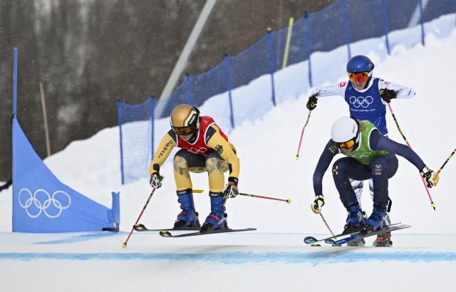 (260220) -- LIVIGNO, Feb. 20, 2026 (Xinhua) -- Daniela Maier (L) of Germany competes during the big final of the freestyle skiing women's ski cross event at the Milan-Cortina 2026 Olympic Winter Games in Livigno, Italy, Feb. 20, 2026. (Xinhua/Xia Yifang)