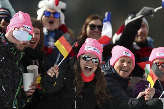 (260220) -- ANTERSELVA, Feb. 20, 2026 (Xinhua) -- Spectators cheer for athletes during the biathlon men's 15km mass start event at the 2026 Milan-Cortina Winter Olympics in Anterselva, Italy, Feb. 20, 2026. (Xinhua/Zhang Tao)