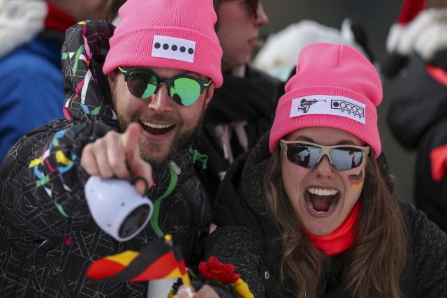 (260220) -- ANTERSELVA, Feb. 20, 2026 (Xinhua) -- Spectators cheer for athletes during the biathlon men's 15km mass start event at the 2026 Milan-Cortina Winter Olympics in Anterselva, Italy, Feb. 20, 2026. (Xinhua/Zhang Tao)