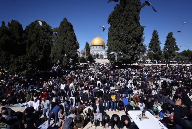 (260220) -- JERUSALEM, Feb. 20, 2026 (Xinhua) -- Worshippers gather for the first Friday prayers of the holy month of Ramadan at the Al-Aqsa Mosque compound in the Old City of Jerusalem, Feb. 20, 2026. Israeli authorities tightened security in Jerusalem on the first Friday of Ramadan, capping West Bank worshippers' access to the Al-Aqsa Mosque compound at 10000. (Photo by Jamal Awad/Xinhua)