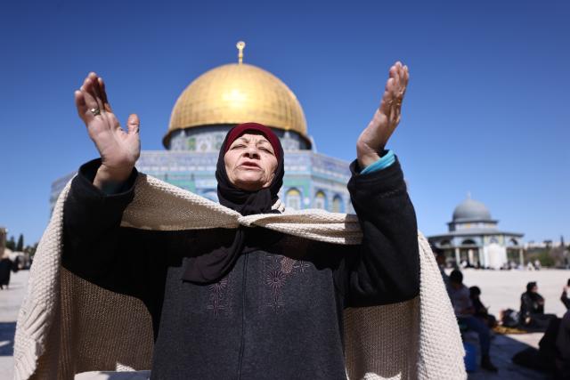 (260220) -- JERUSALEM, Feb. 20, 2026 (Xinhua) -- Worshippers gather for the first Friday prayers of the holy month of Ramadan at the Al-Aqsa Mosque compound in the Old City of Jerusalem, Feb. 20, 2026. Israeli authorities tightened security in Jerusalem on the first Friday of Ramadan, capping West Bank worshippers' access to the Al-Aqsa Mosque compound at 10000. (Photo by Jamal Awad/Xinhua)
