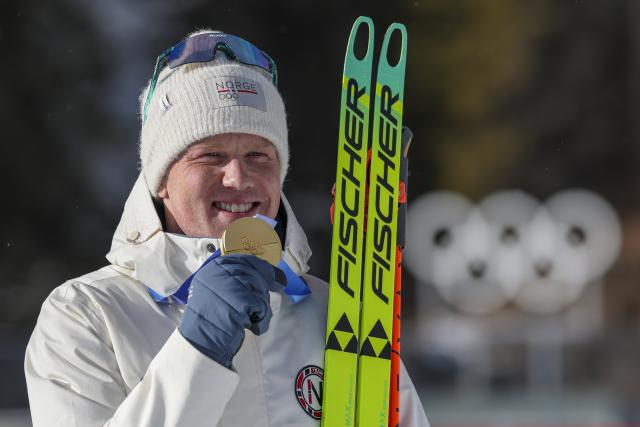 (260220) -- ANTERSELVA, Feb. 20, 2026 (Xinhua) -- Gold medalist Johannes Dale-Skjevdal of Norway celebrates during the awarding ceremony of the biathlon men's 15km mass start event at the 2026 Milan-Cortina Winter Olympics in Anterselva, Italy, Feb. 20, 2026. (Xinhua/Zhang Tao)