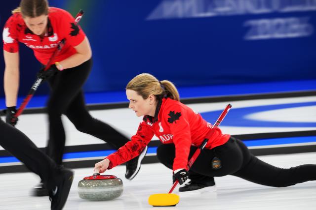 (260220) -- CORTINA D'AMPEZZO, Feb. 20, 2026 (Xinhua) -- Tracy Fleury of Canada competes during the curling women's semifinal match between Canada and Sweden at the 2026 Milan-Cortina Winter Olympics in Cortina, Italy, Feb. 20, 2026. (Xinhua/Li Gang)