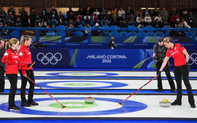 (260220) -- CORTINA D'AMPEZZO, Feb. 20, 2026 (Xinhua) -- Emma Miskew (R) of Canada competes during the curling women's semifinal match between Canada and Sweden at the 2026 Milan-Cortina Winter Olympics in Cortina, Italy, Feb. 20, 2026. (Xinhua/Li Gang)