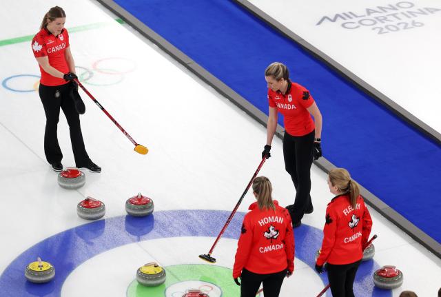 (260220) -- CORTINA D'AMPEZZO, Feb. 20, 2026 (Xinhua) -- Players of Canada have a discussion during the curling women's semifinal match between Canada and Sweden at the 2026 Milan-Cortina Winter Olympics in Cortina, Italy, Feb. 20, 2026. (Xinhua/Zhang Chenlin)