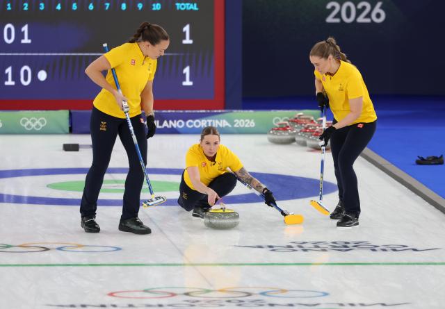 (260220) -- CORTINA D'AMPEZZO, Feb. 20, 2026 (Xinhua) -- Sofia Scharback (C) of Sweden competes during the curling women's semifinal match between Canada and Sweden at the 2026 Milan-Cortina Winter Olympics in Cortina, Italy, Feb. 20, 2026. (Xinhua/Zhang Chenlin)