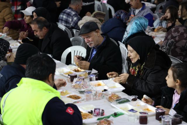 (260220) -- ANKARA, Feb. 20, 2026 (Xinhua) -- People eat at a community-led iftar dinner during the holy month of Ramadan in Ankara, Türkiye, Feb. 20, 2026. (Mustafa Kaya/Handout via Xinhua)