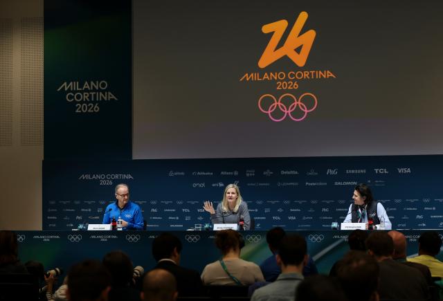 (260220) -- MILAN, Feb. 20, 2026 (Xinhua) -- International Olympic Committee (IOC) President Kirsty Coventry (C) speaks during a press conference in Milan, Italy, Feb. 20, 2026. (Xinhua/Hu Xingyu)