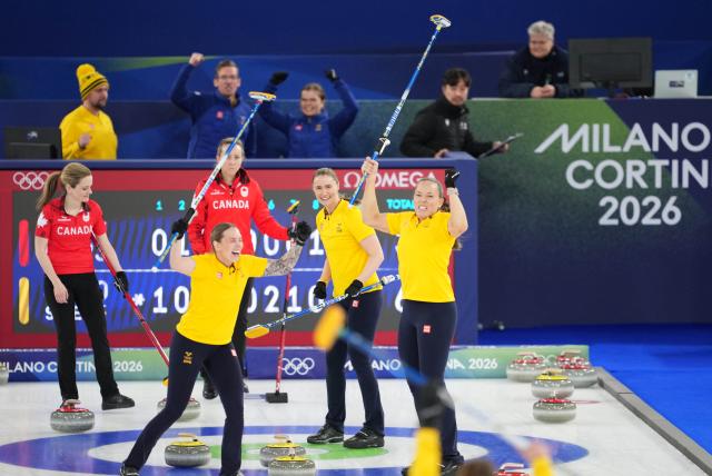 (260220) -- CORTINA D'AMPEZZO, Feb. 20, 2026 (Xinhua) -- Players of Sweden celebrate after the curling women's semifinal match between Canada and Sweden at the 2026 Milan-Cortina Winter Olympics in Cortina, Italy, Feb. 20, 2026. (Xinhua/Li Gang)