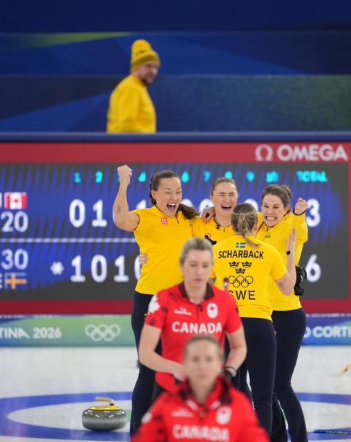(260220) -- CORTINA D'AMPEZZO, Feb. 20, 2026 (Xinhua) -- Players of Sweden celebrate after the curling women's semifinal match between Canada and Sweden at the 2026 Milan-Cortina Winter Olympics in Cortina, Italy, Feb. 20, 2026. (Xinhua/Li Gang)
