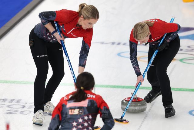 (260220) -- CORTINA D'AMPEZZO, Feb. 20, 2026 (Xinhua) -- Taylor Anderson-Heide (L) of the United States competes during the curling women's semifinal match between the United States and Switzerland at the 2026 Milan-Cortina Winter Olympics in Cortina, Italy, Feb. 20, 2026. (Xinhua/Zhang Chenlin)