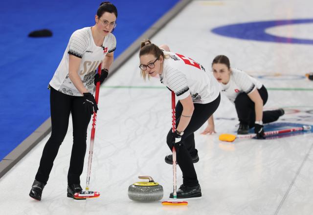 (260220) -- CORTINA D'AMPEZZO, Feb. 20, 2026 (Xinhua) -- Alina Paetz (C) and Carole Howald (L) of Switzerland compete during the curling women's semifinal match between the United States and Switzerland at the 2026 Milan-Cortina Winter Olympics in Cortina, Italy, Feb. 20, 2026. (Xinhua/Zhang Chenlin)