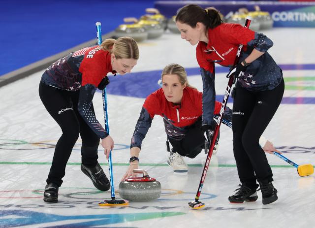 (260220) -- CORTINA D'AMPEZZO, Feb. 20, 2026 (Xinhua) -- Taylor Anderson-Heide (C) of the United States competes during the curling women's semifinal match between the United States and Switzerland at the 2026 Milan-Cortina Winter Olympics in Cortina, Italy, Feb. 20, 2026. (Xinhua/Zhang Chenlin)