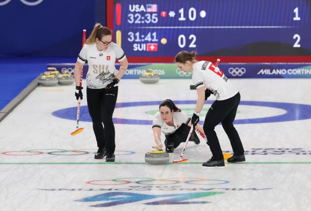 (260220) -- CORTINA D'AMPEZZO, Feb. 20, 2026 (Xinhua) -- Carole Howald (C) of Switzerland competes during the curling women's semifinal match between the United States and Switzerland at the 2026 Milan-Cortina Winter Olympics in Cortina, Italy, Feb. 20, 2026. (Xinhua/Zhang Chenlin)