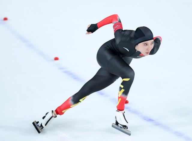 (260220) -- MILAN, Feb. 20, 2026 (Xinhua) -- Han Mei of China competes during the speed skating women's 1500m event at the Milan-Cortina 2026 Olympic Winter Games in Milan, Italy, Feb. 20, 2026. (Xinhua/Li Jing)