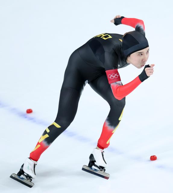 (260220) -- MILAN, Feb. 20, 2026 (Xinhua) -- Han Mei of China competes during the speed skating women's 1500m event at the Milan-Cortina 2026 Olympic Winter Games in Milan, Italy, Feb. 20, 2026. (Xinhua/Li Jing)