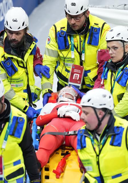 (260220) -- MILAN, Feb. 20, 2026 (Xinhua) -- The injured Kamila Sellier of Poland is transferred during the short track speed skating women's 1500m quarterfinal at the Milan-Cortina 2026 Olympic Winter Games in Milan, Italy, Feb. 20, 2026. (Xinhua/Xue Yuge)