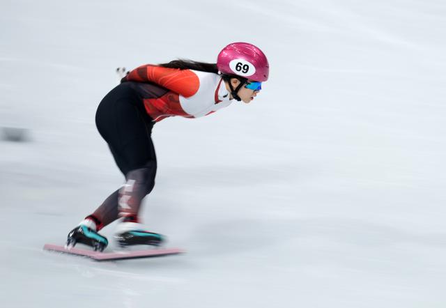 (260220) -- MILAN, Feb. 20, 2026 (Xinhua) -- Lam Ching Yan of China's Hong Kong competes during the short track speed skating women's 1500m quarterfinal at the Milan-Cortina 2026 Olympic Winter Games in Milan, Italy, Feb. 20, 2026. (Xinhua/Xue Yuge)