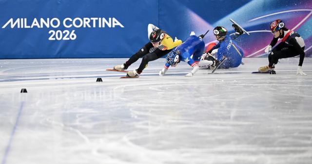 (260220) -- MILAN, Feb. 20, 2026 (Xinhua) -- Kristen Santos-Griswold (2nd L) of the United States, Kamila Sellier (3rd L) of Poland, and Arianna Fontana of Italy fall during the short track speed skating women's 1500m quarterfinal at the Milan-Cortina 2026 Olympic Winter Games in Milan, Italy, Feb. 20, 2026. (Xinhua/Cheng Min)